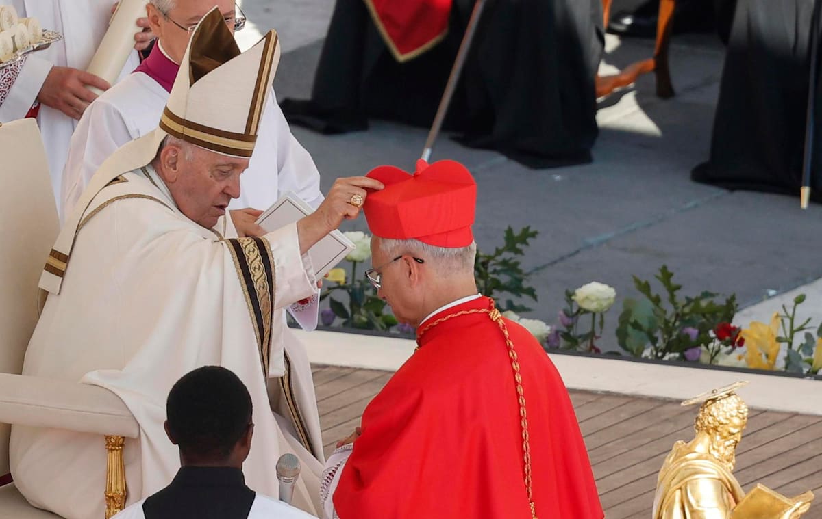 08/05/2025.- (ARCHIVO) - El nuevo cardenal Robert Francis Prevost recibe su birreta al ser nombrado cardenal por el papa Francisco durante una ceremonia de consistorio en la Plaza de San Pedro, Ciudad del Vaticano, el 30 de septiembre de 2023. | Crédito: EFE